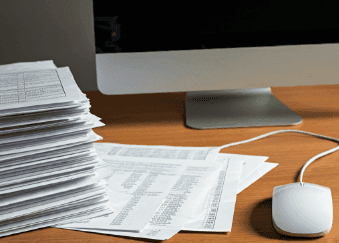 Planeación fiscal Un escritorio con herramientas para la planeación fiscal.