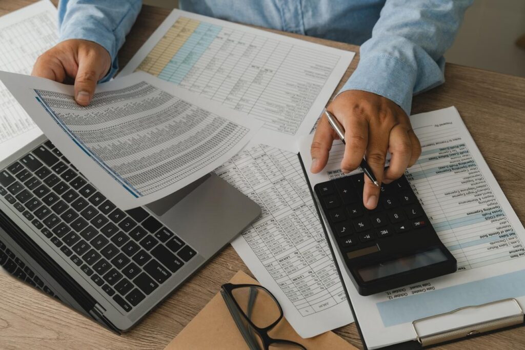 Calculadora y comprobantes fiscales utilizados para calcular pagos provisionales de ISR. Imagen para ilustrar qué son los pagos provisionales de impuestos
