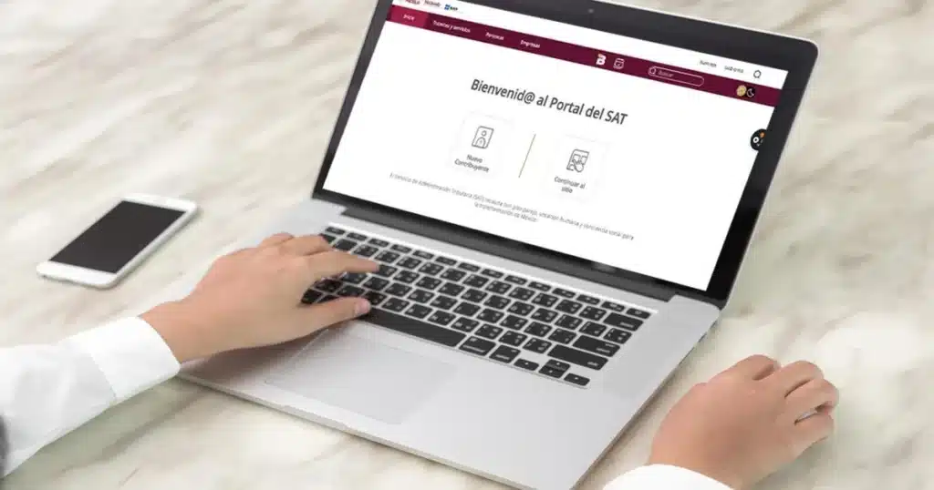 Imagen de una laptop sobre un escritorio. Para mostrar cómo imprimir tu RFC  paso a paso.