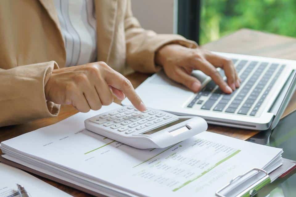 Imagen de una mujer en su escritorio. ¿cómo se calcula el pago proviisonal de ISR?